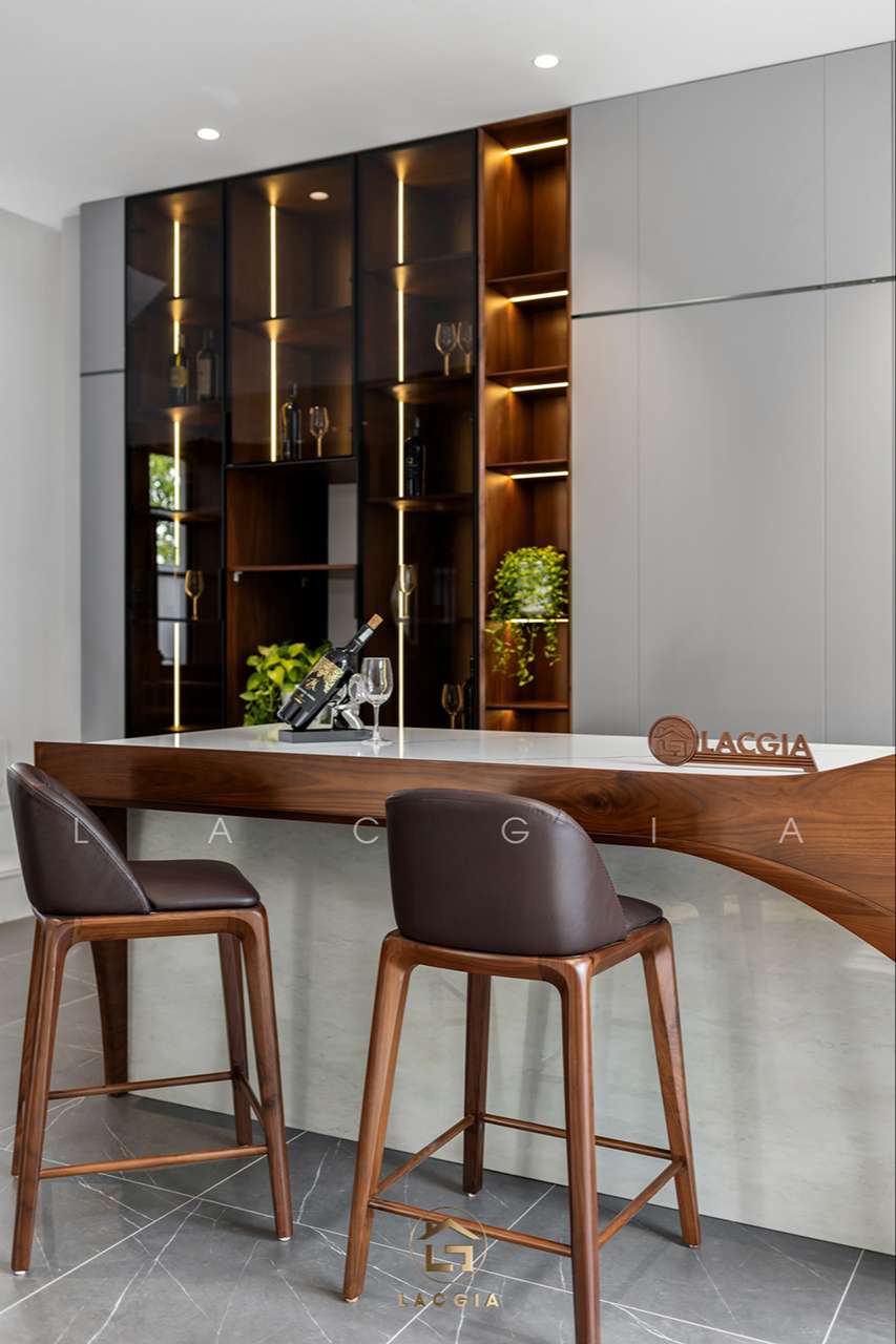 Thi công nội thất gỗ óc chó showroom Nội Thất Lạc Gia HCM