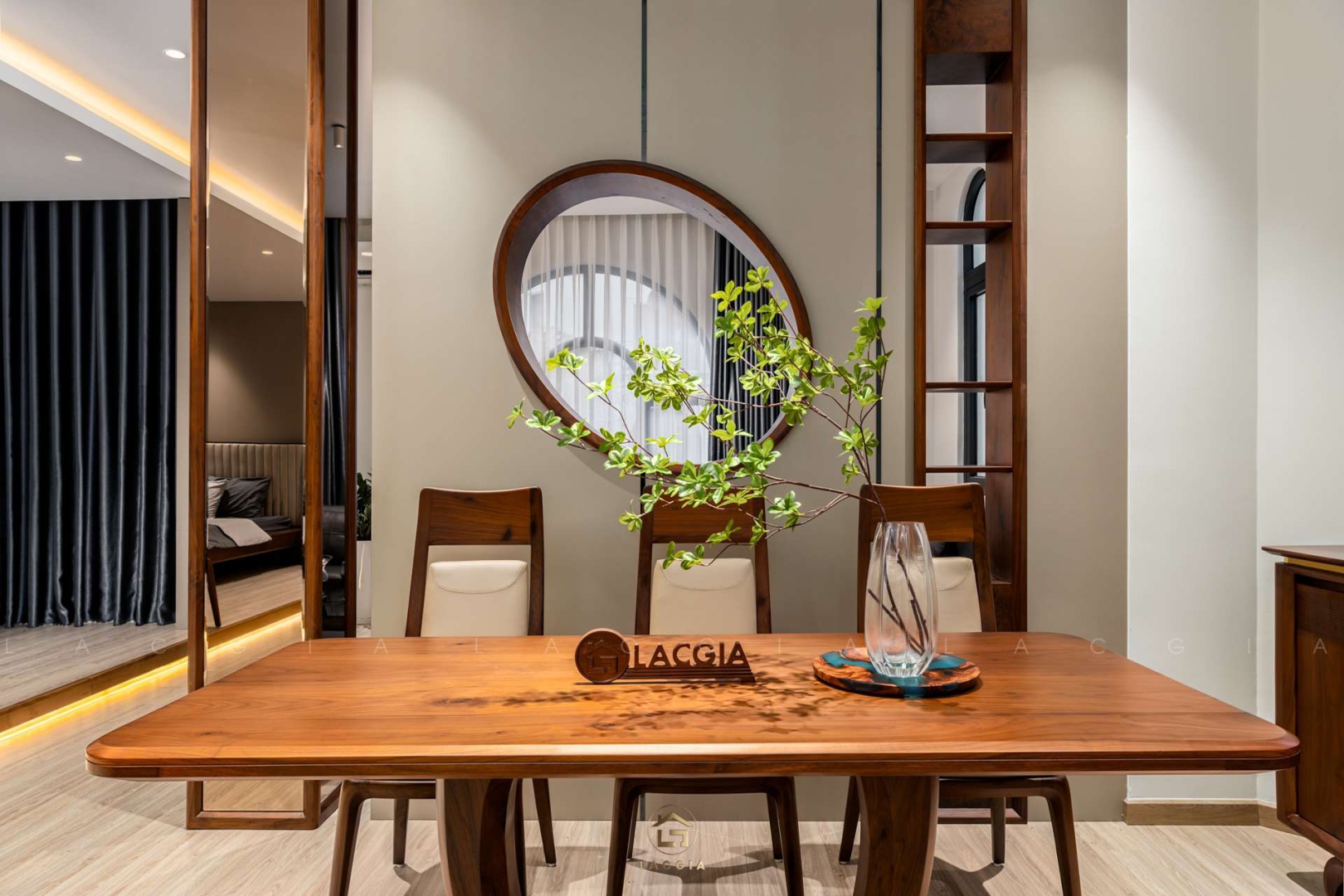 Thi công nội thất gỗ óc chó showroom Nội Thất Lạc Gia HCM