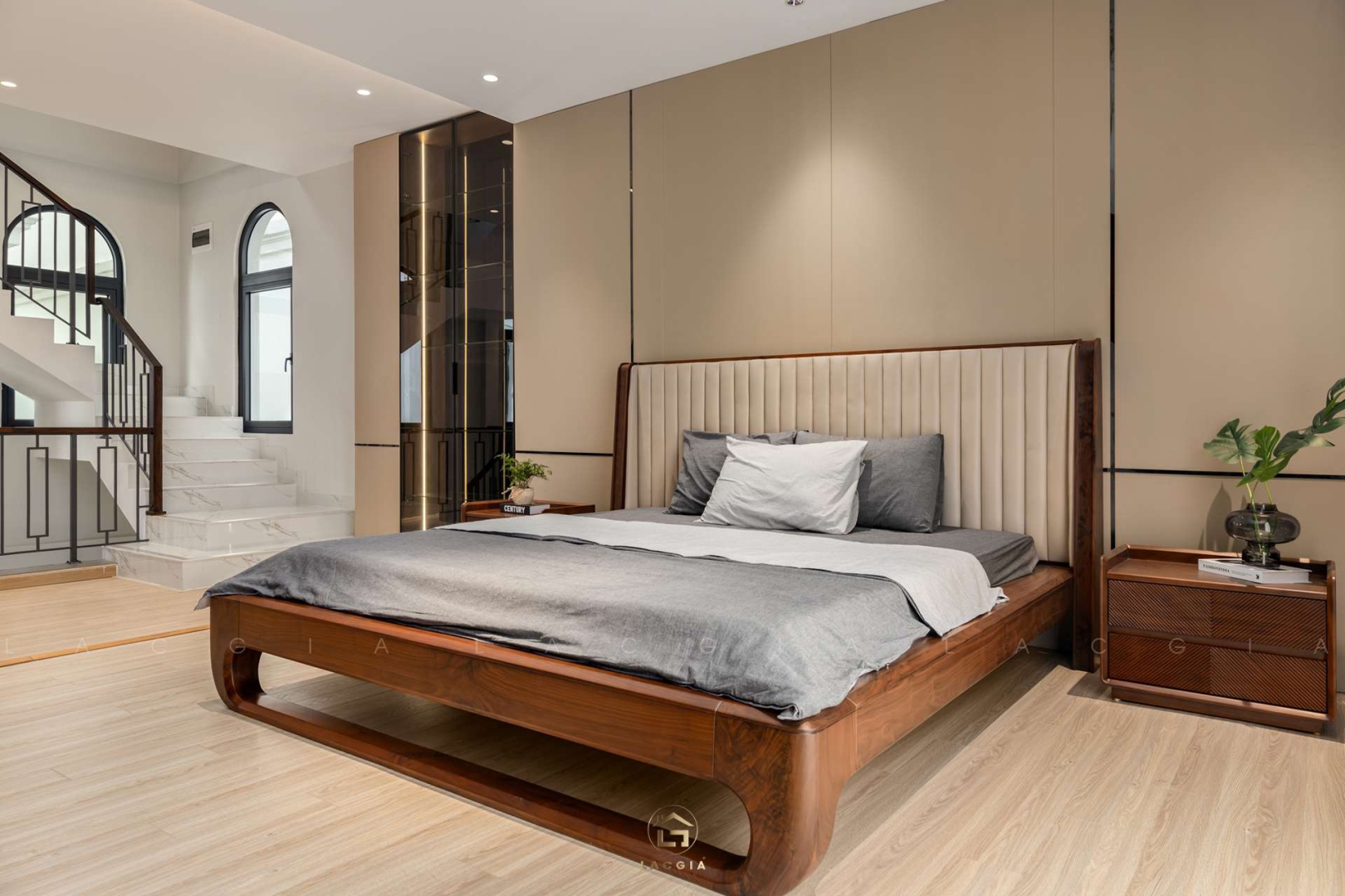 Thi công nội thất gỗ óc chó showroom Nội Thất Lạc Gia HCM