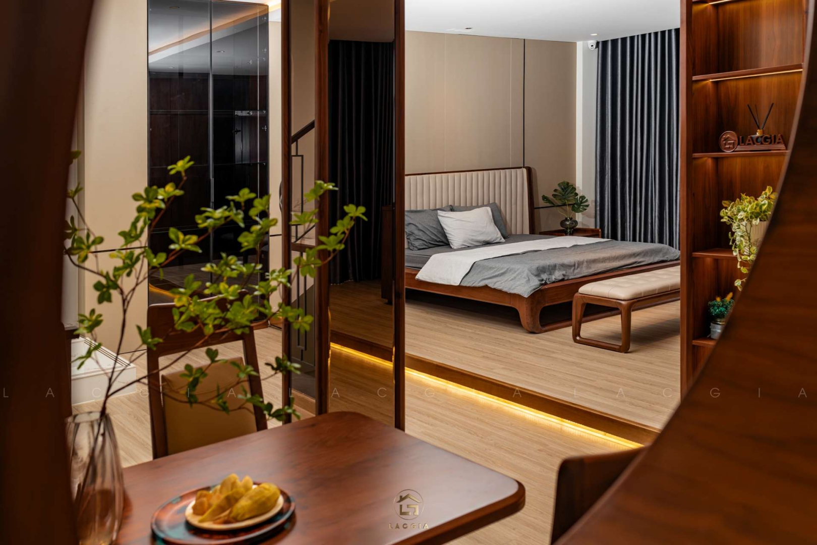 Thi công nội thất gỗ óc chó showroom Nội Thất Lạc Gia HCM