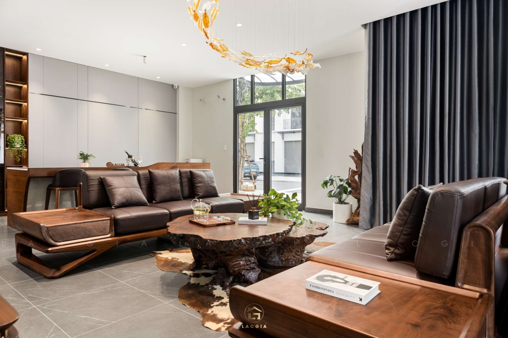 Thi công nội thất gỗ óc chó showroom Nội Thất Lạc Gia HCM