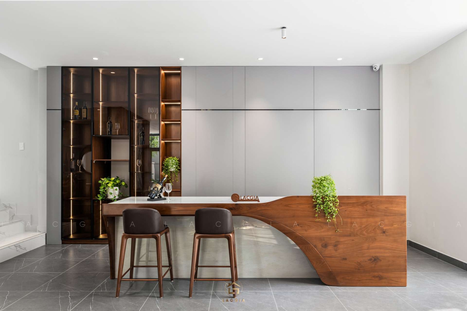 Thi công nội thất gỗ óc chó showroom Nội Thất Lạc Gia HCM
