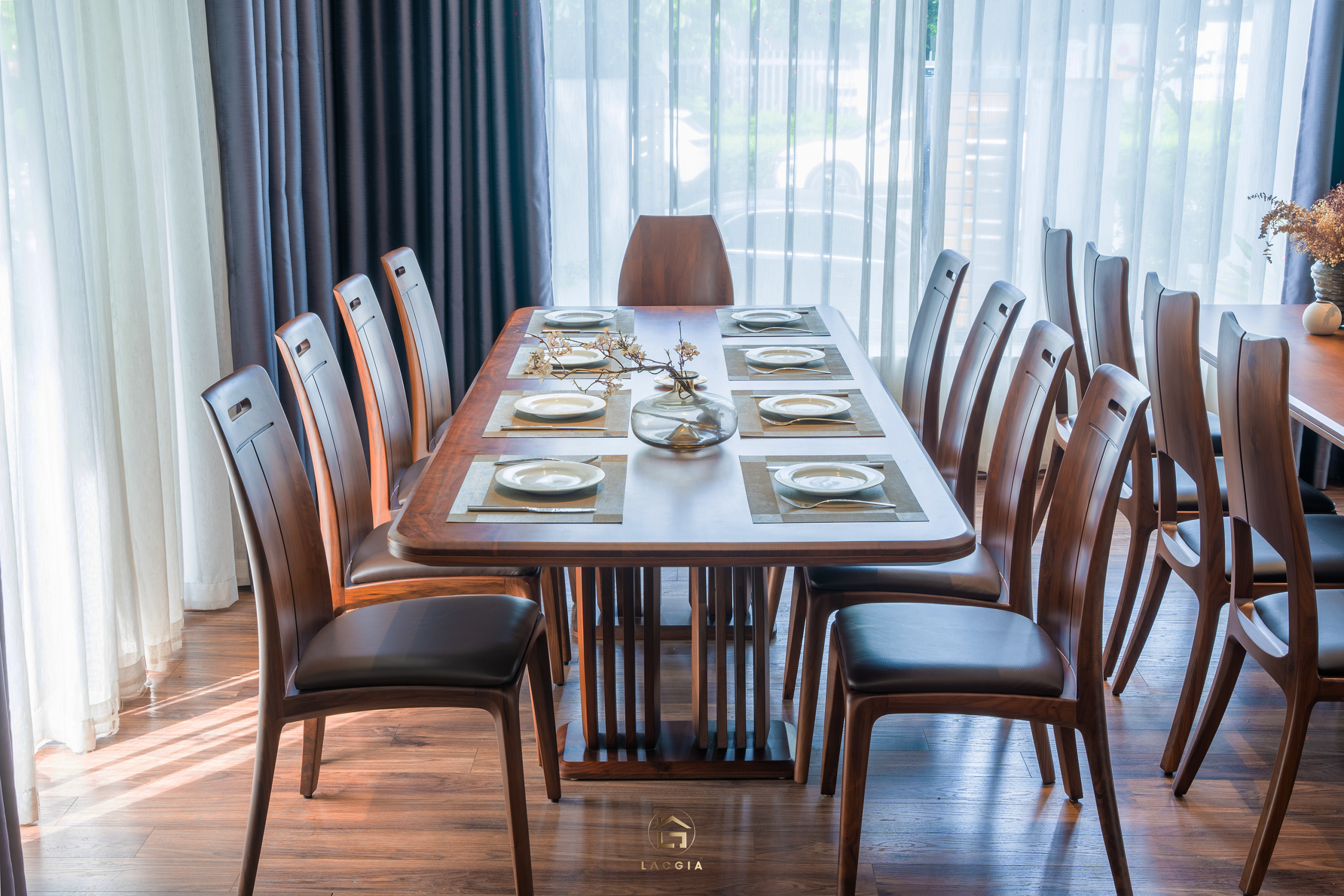 Bàn ăn gỗ óc chó Amata hiện đại